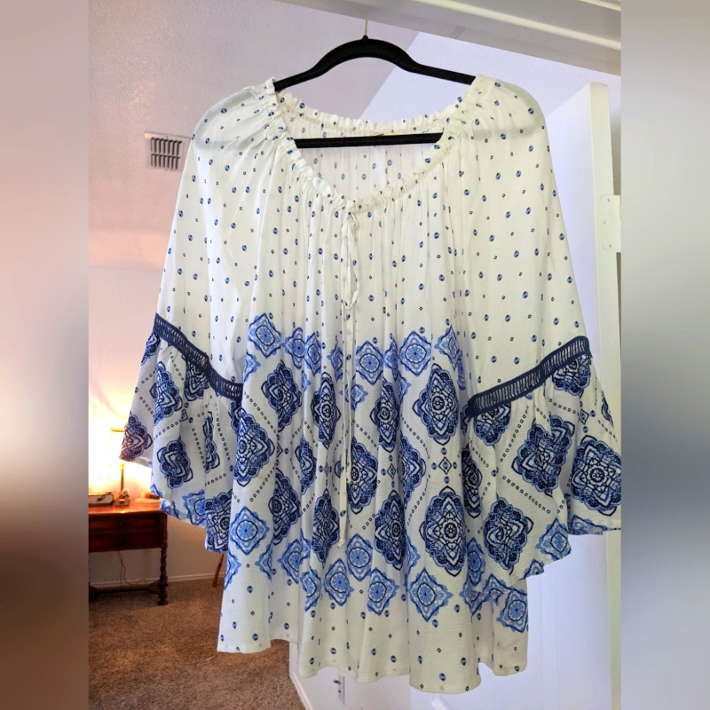 Mystree Women's Blue & White Bell Sleeves Top Size M